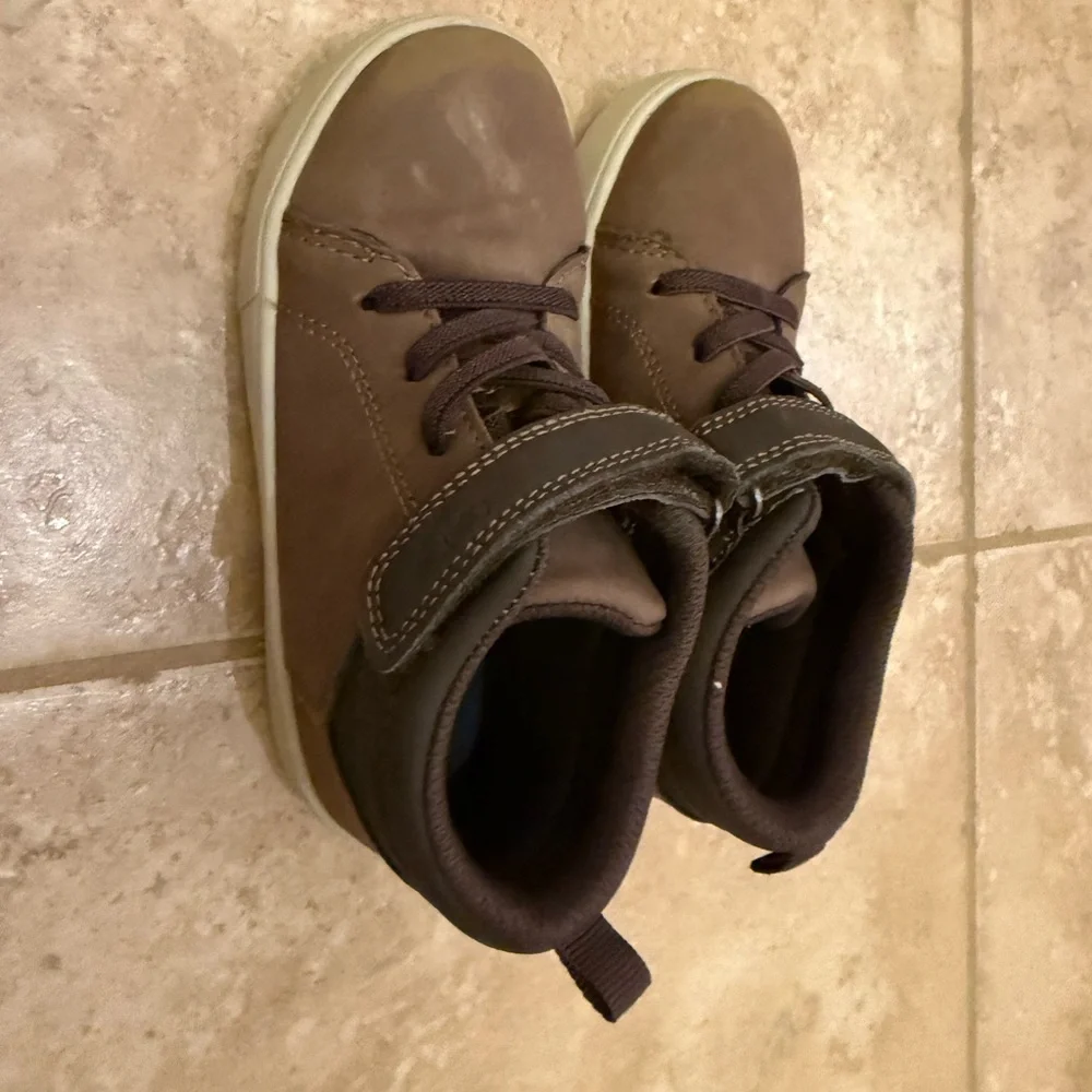OSHKOSH B’GOSH toddlers boys high top Cesc Sneaker Boots